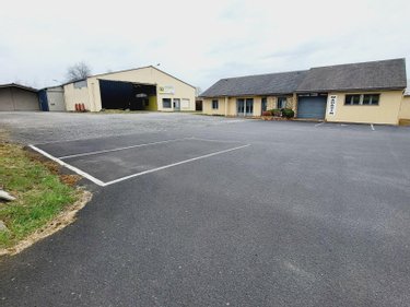 Fonds et murs commerciaux a vendre Ussel 19200 Corrèze 1000 m2  364000 euros