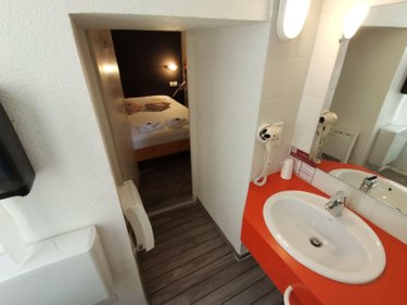 Fonds et murs commerciaux a vendre Chambéry 73000 Savoie 702 m2  790000 euros