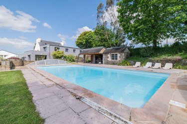 propriete a vendre Garlan 29610 Finistère 810 m2 30 pièces 1575000 euros