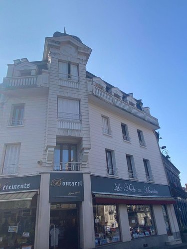 Immeuble a vendre Mauriac 15200 Cantal 335 m2  291200 euros