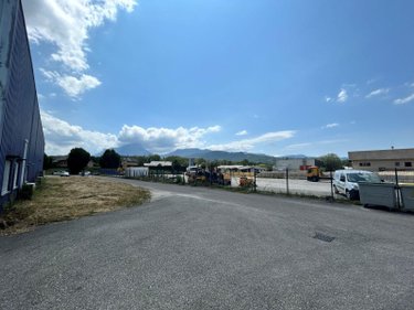Fonds et murs commerciaux a vendre Challes-les-Eaux 73190 Savoie  415000 euros