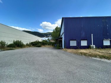 Fonds et murs commerciaux a vendre Challes-les-Eaux 73190 Savoie  415000 euros