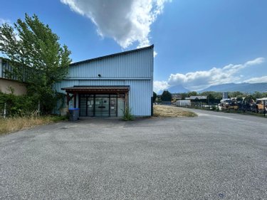 Fonds et murs commerciaux a vendre Challes-les-Eaux 73190 Savoie  415000 euros