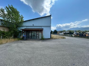 Fonds et murs commerciaux a vendre Challes-les-Eaux 73190 Savoie  415000 euros