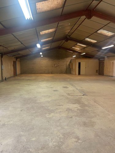 Garage et parking a vendre Mulsanne 72230 Sarthe 550 m2  116600 euros
