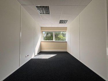 Location fonds et murs commerciaux Bruz 35170 Ille-et-Vilaine 320 m2  4450 euros