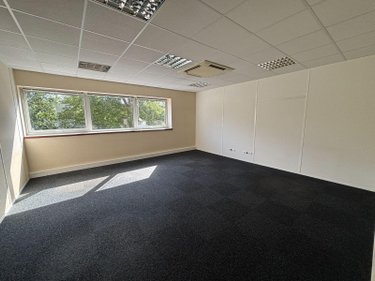 Location fonds et murs commerciaux Bruz 35170 Ille-et-Vilaine 320 m2  4450 euros