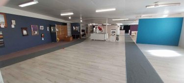 Fonds et murs commerciaux a vendre Saint-James 50240 Manche 1130 m2  243800 euros