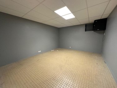 Location fonds et murs commerciaux Ussel 19200 Corrèze 350 m2  3000 euros