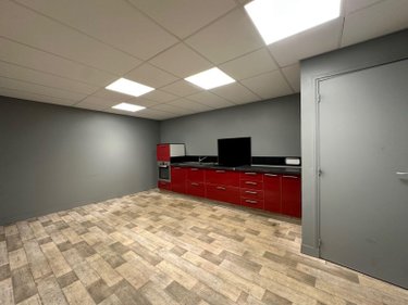 Location fonds et murs commerciaux Ussel 19200 Corrèze 350 m2  3000 euros