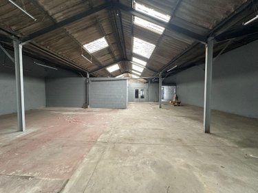 Location fonds et murs commerciaux Ussel 19200 Corrèze 350 m2  2500 euros