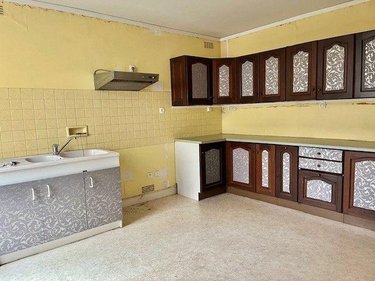 Immeuble a vendre Marolles-les-Braults 72260 Sarthe 438 m2  244500 euros
