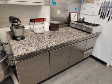 Fonds et murs commerciaux a vendre Charbonnières-les-Varennes 63410 Puy-de-Dôme  106000 euros