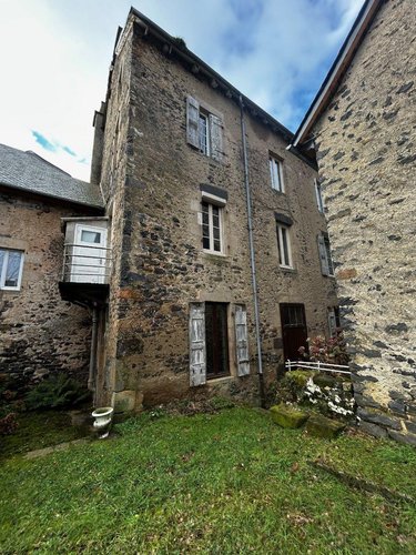 Immeuble a vendre Pleaux 15700 Cantal 200 m2  135680 euros