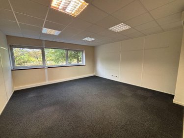 Fonds et murs commerciaux a vendre Bruz 35170 Ille-et-Vilaine 320 m2  571450 euros