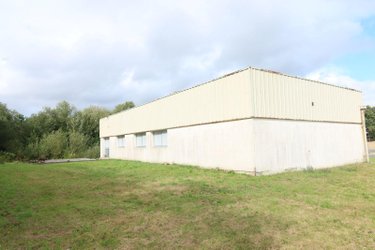Fonds et murs commerciaux a vendre Lampaul-Guimiliau 29400 Finistère  121000 euros