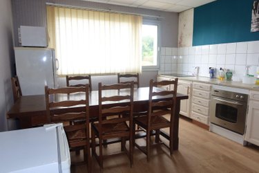 Fonds et murs commerciaux a vendre Lampaul-Guimiliau 29400 Finistère  121000 euros