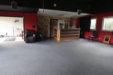 Fonds et murs commerciaux a vendre Lampaul-Guimiliau 29400 Finistère  121000 euros