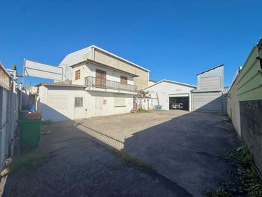 Fonds et murs commerciaux a vendre Saint-Louis 97450 Réunion 396 m2  706335 euros