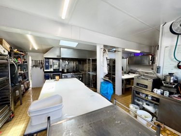 Fonds et murs commerciaux a vendre Bourg-Blanc 29860 Finistère  198400 euros