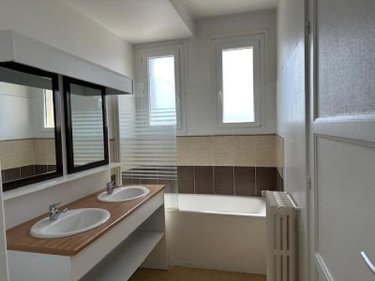 Location appartement Neufchâtel-en-Bray 76270 Seine-Maritime 83 m2 3 pièces 732 euros