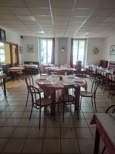 Fonds et murs commerciaux a vendre Henrichemont 18250 Cher 145 m2  158250 euros
