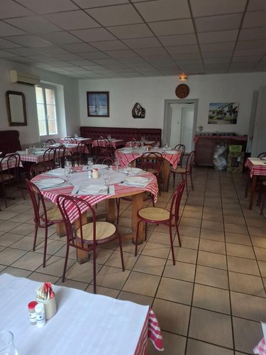 Fonds et murs commerciaux a vendre Henrichemont 18250 Cher 145 m2  158250 euros