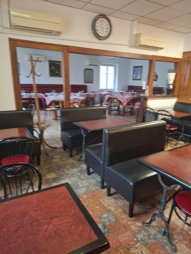 Fonds et murs commerciaux a vendre Henrichemont 18250 Cher 145 m2  158250 euros