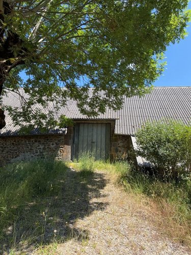 Bien agricole a vendre Chalvignac 15200 Cantal  74200 euros