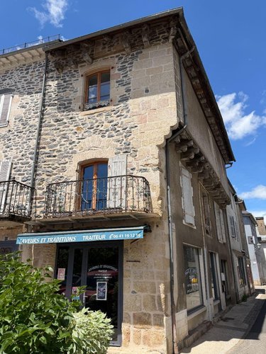 Fonds et murs commerciaux a vendre Pleaux 15700 Cantal  121900 euros