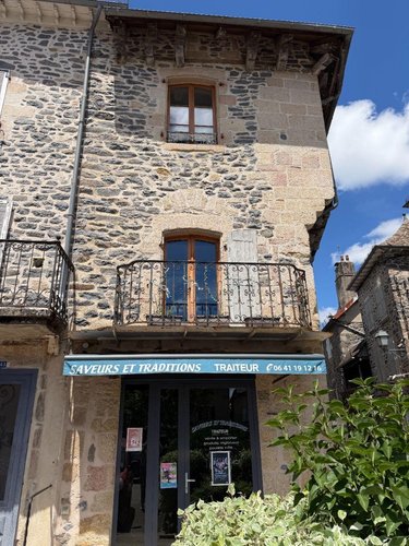 Fonds et murs commerciaux a vendre Pleaux 15700 Cantal  121900 euros