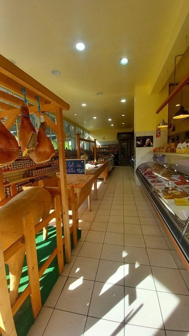 Fonds et murs commerciaux a vendre Laveissière 15300 Cantal  190600 euros