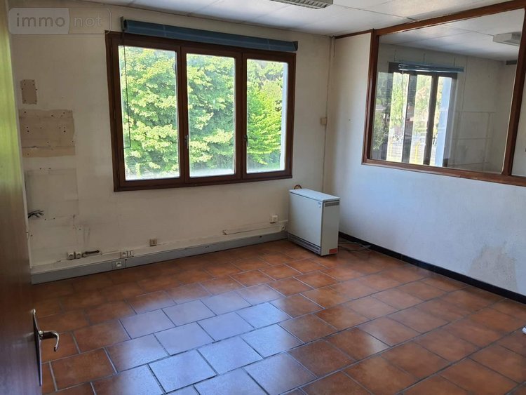 Location fonds et murs commerciaux Guise 02120 Aisne 200 m2  900 euros