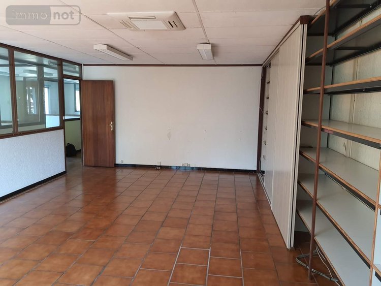 Location fonds et murs commerciaux Guise 02120 Aisne 200 m2  900 euros
