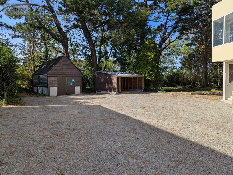 Immeuble a vendre Kerlaz 29100 Finistère 830 m2  1575000 euros