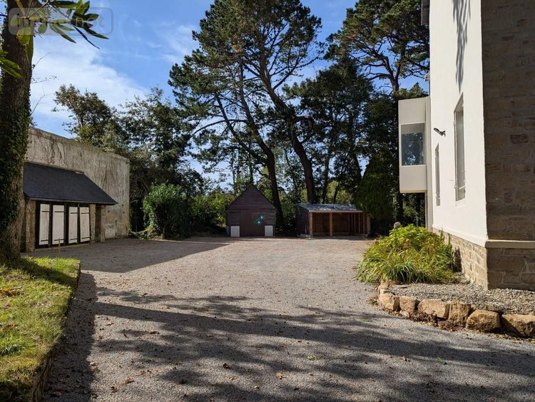 Immeuble a vendre Kerlaz 29100 Finistère 830 m2  1575000 euros