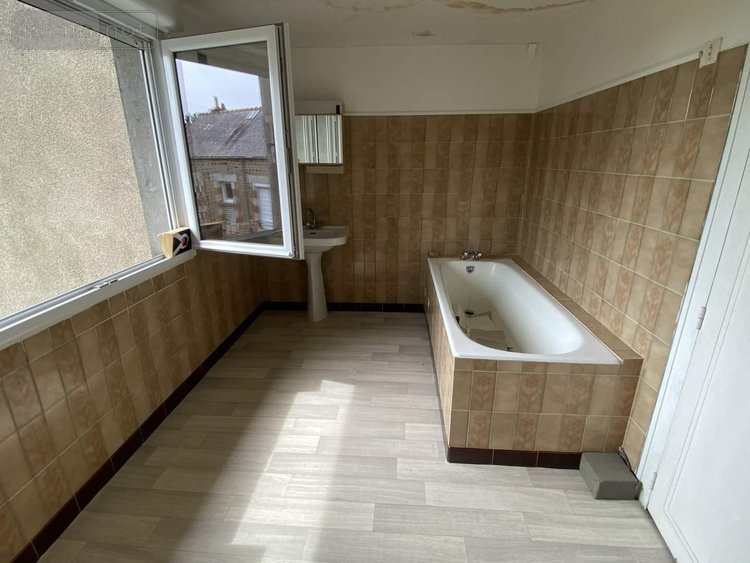Fonds et murs commerciaux a vendre Fougères 35300 Ille-et-Vilaine 80 m2  135148 euros