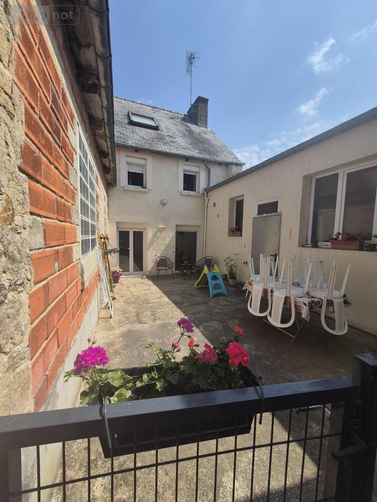 Immeuble a vendre Broons 22250 Côtes-d'Armor 232 m2  278250 euros