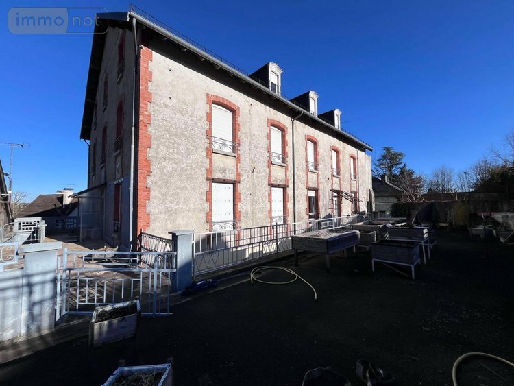Immeuble a vendre Mauriac 15200 Cantal 824 m2  455800 euros