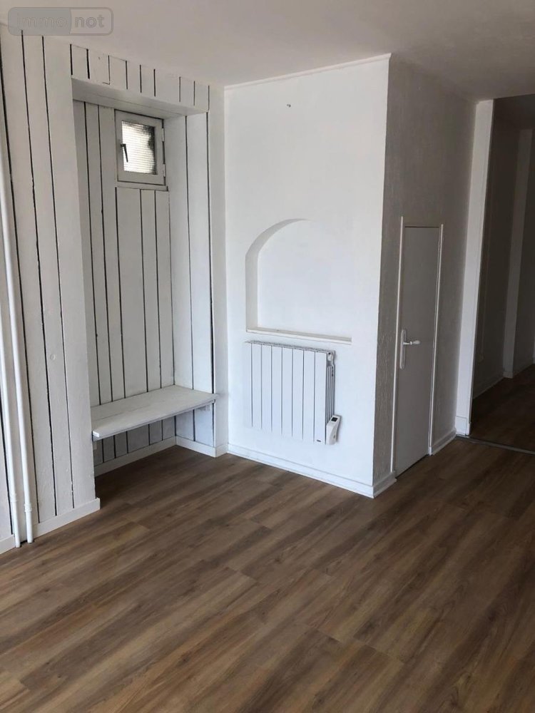 Location fonds et murs commerciaux Mézériat 01660 Ain 50 m2  420 euros