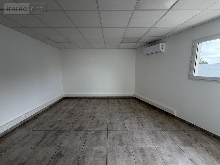 Location fonds et murs commerciaux Pierrelatte 26700 Drôme 136 m2  1300 euros