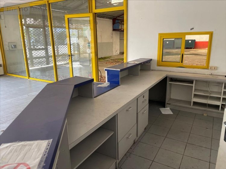 Garage et parking a vendre Port-Louis 56290 Morbihan 367 m2  317200 euros