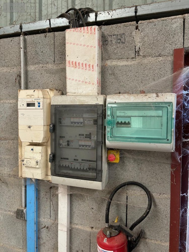 Fonds et murs commerciaux a vendre Saint-Sulpice-les-Feuilles 87160 Haute-Vienne 400 m2  227200 euros