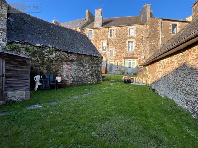 Immeuble a vendre Callac 22160 Côtes-d'Armor 250 m2  157500 euros