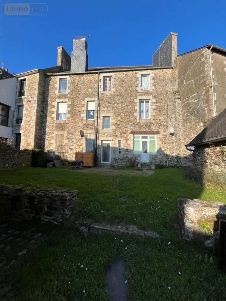 Immeuble a vendre Callac 22160 Côtes-d'Armor 250 m2  157500 euros