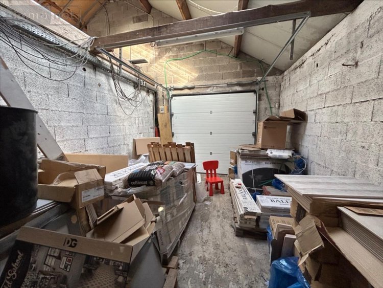 Fonds et murs commerciaux a vendre Huelgoat 29690 Finistère 90 m2  158250 euros