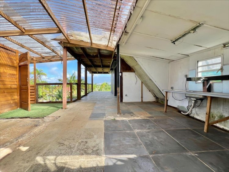 Immeuble a vendre Le Tampon 97430 Réunion 308 m2  436800 euros