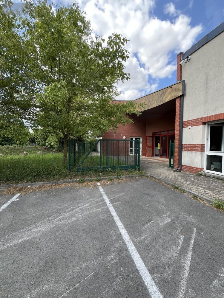 Fonds et murs commerciaux a vendre Laon 02000 Aisne 860 m2  999000 euros