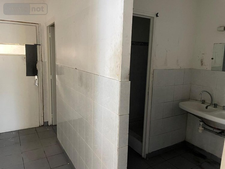 Garage et parking a vendre Port-Louis 56290 Morbihan 367 m2  317200 euros