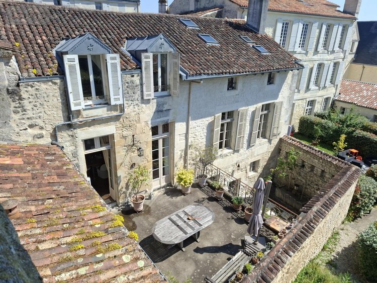 Maison a vendre Saintes 17100 Charente-Maritime 350 m2 13 pièces 988000 euros